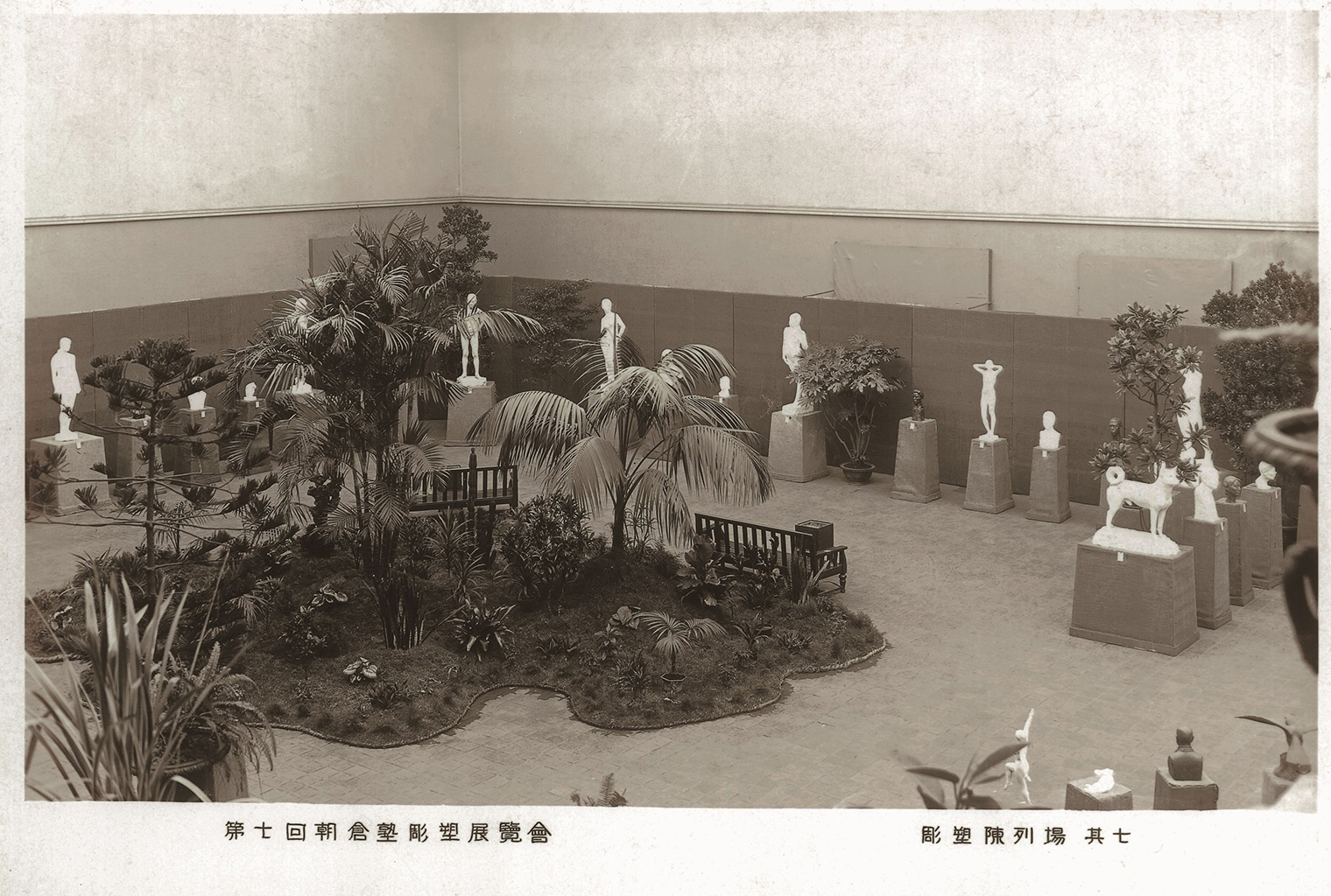 第7回朝倉彫塑塾展覧会　彫塑陳列場　其七　1933年（画像提供：朝倉彫塑館）