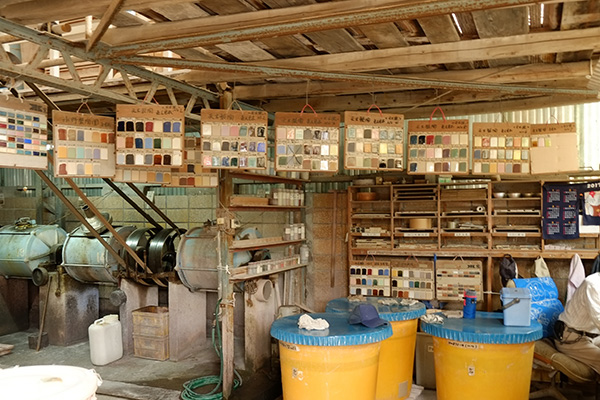写真3/釉薬のサンプルがかかる水野製陶園の工場内