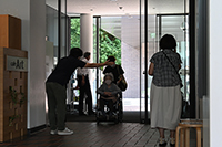 北口で来館者を迎えるとびラー