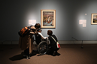 来館者と作品について話すアート・コミュニケータ