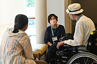 来館者と作品について話すアート・コミュニケータ