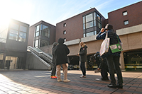 中庭から館を見渡す参加者ととびラー