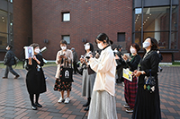 野外彫刻やたてものの外観を楽しみながら散策する