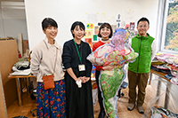 取材後、笑顔の集合写真