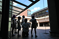 2022年7月29日正面玄関前広場にて。