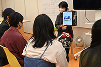 グループに分かれて鑑賞する作品を確認