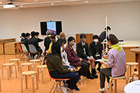 グループに分かれて鑑賞する作品を確認