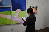 展示室に移動し、鑑賞して気がついたことをメモする