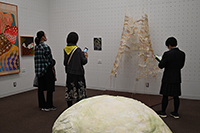 展示室に移動し、鑑賞して気がついたことをメモする