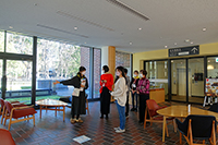 展覧会に向かう途中で建物の魅力も紹介