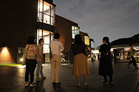 夜ならではの見どころを伝えるとびラー