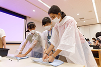 1日目：とびラーと一緒に取り組む子どもたち（撮影：石井俊）