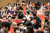 感染症対策をしながら語らう参加者たち
