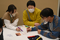 筆談で会話するとびラーと参加者