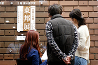 壁のタイルについて話すとびラーと参加者