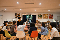 モニターを使って作品鑑賞