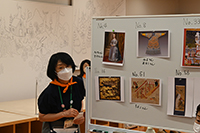 参加者と作品を見ながら話すとびラー