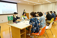 プログラムの流れを参加者に説明するとびラー