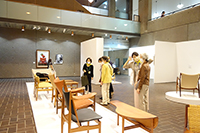 展示室に移動して椅子を鑑賞