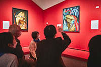 美術館で絵を楽しもう！　ずっとび鑑賞会―展覧会 岡本太郎の様子3 2022年11月28日(月)（撮影：中島佑輔）