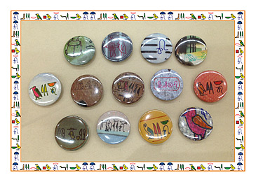 とびラーによるワークショップ：「ヒエログリフを書いてみよう！～イロイロとび缶バッジ～」　メトロポリタン美術館古代エジプト展 女王と女神編