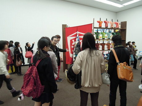 とびラーによるワークショップ：女子美 卒展さんぽ